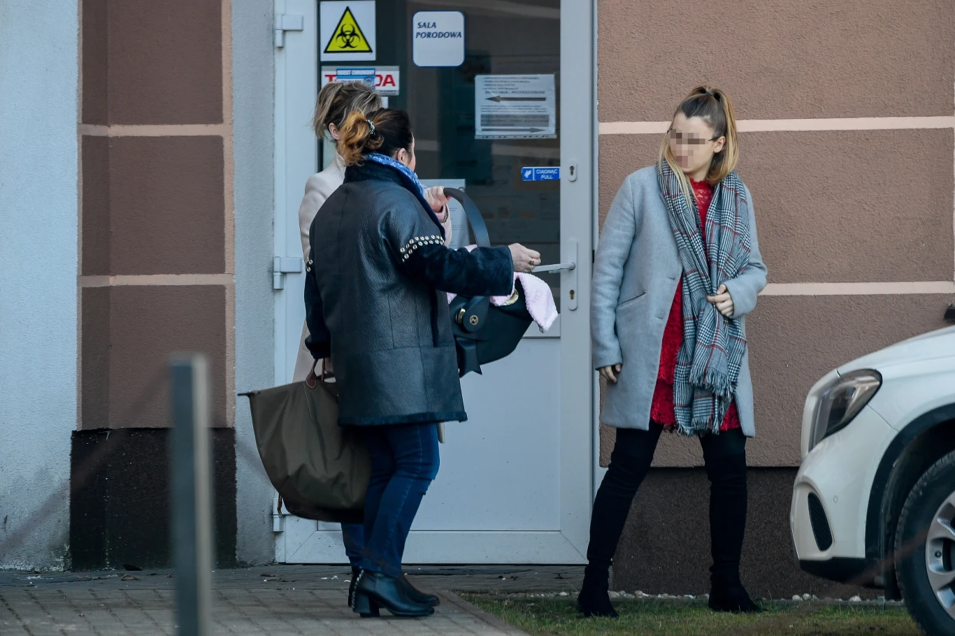 Ewelina z teściową Danutą pod szpitalem Ewelina z teściową Danutą pod szpitalem