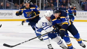Travis Dermott (nr 23) z Toronto Maple Leafs i Jaden Schwartz (nr 17) z St. Louis Blues