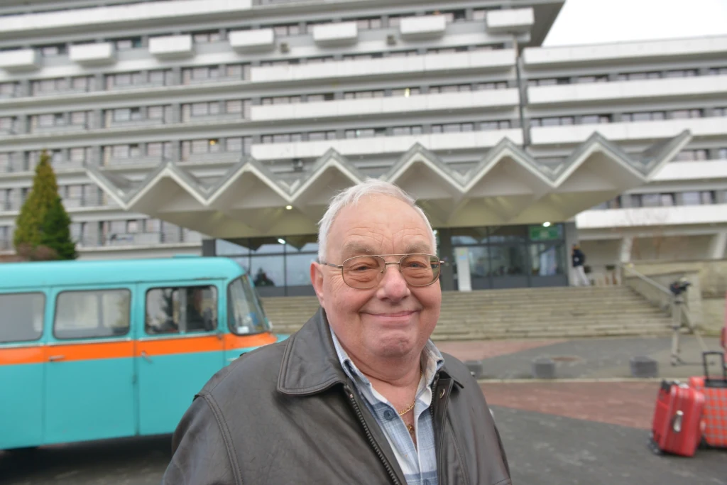 Cezary Mocek przed "sanatorium miłości" w Ustroniu, fot. Krzysztof Dzieciolowski / archiwum TVP  Cezary Mocek przed "sanatorium miłości" w Ustroniu, fot. Krzysztof Dzieciolowski / archiwum TVP