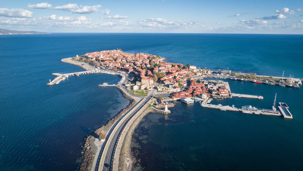 Nessebar położony jest na skalistej wyspie