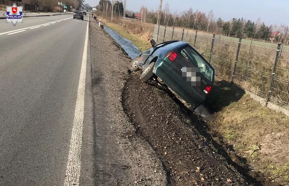 Kierowca zjechał do rowu