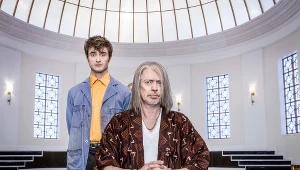 Daniel Radcliffe i Steve Buscemi w serialu "Cudotwórcy"