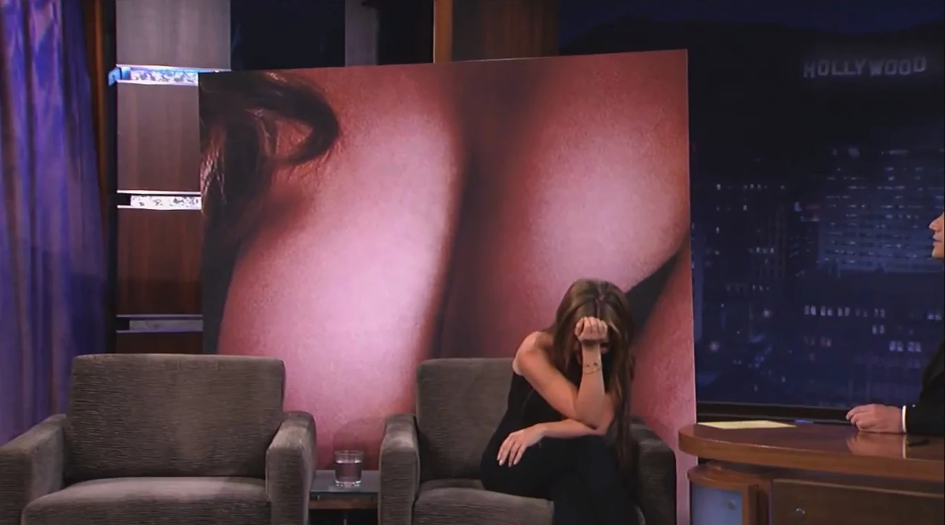 Jennifer Love Hewitt na tle swoich piersi w talk-show "Jimmy Kimmel Live!"