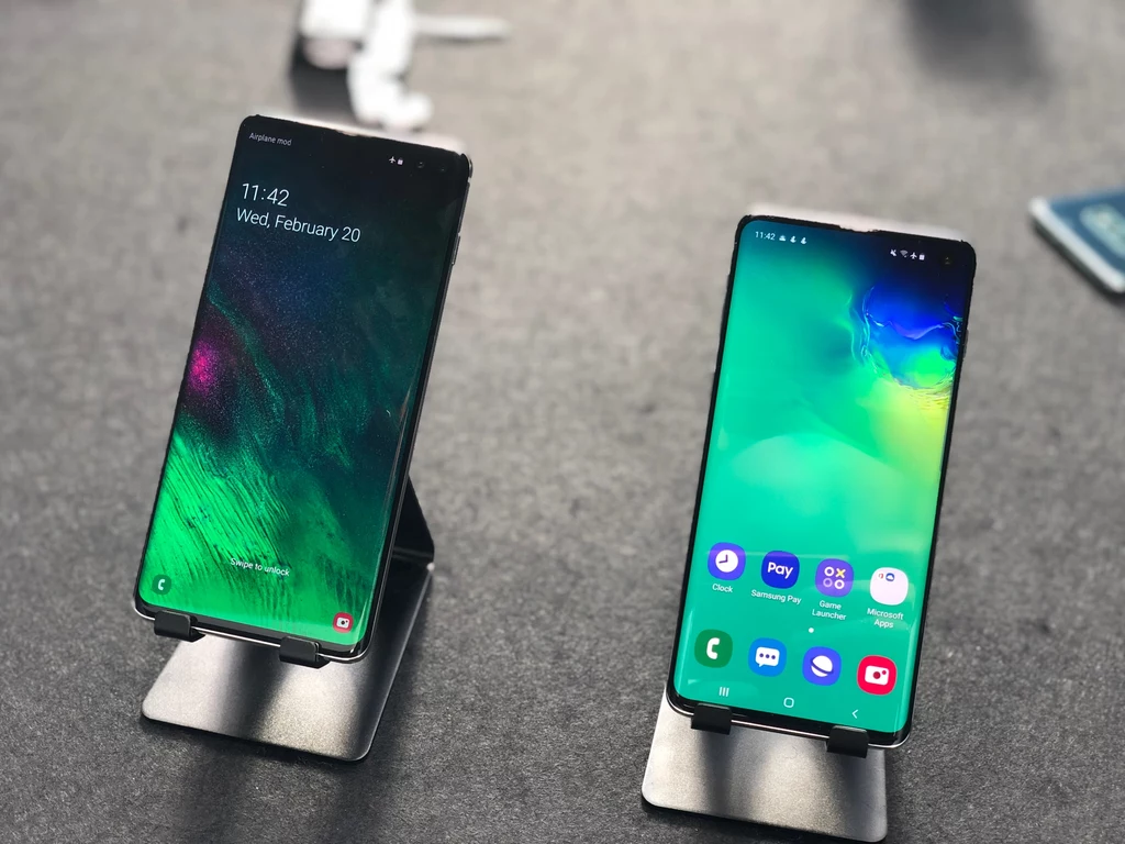 Samsung Galaxy S10 Plus (po lewej) i Samsung Galaxy S10 (po prawej)