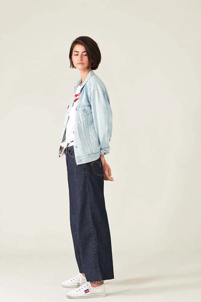 Wysoki stan Levi’s® Ribcage to nie tylko wyznacznik dzisiejszych trendów. To również synonim wyjątkowości i okazja do celebrowania własnego, niepowtarzalnego stylu. 