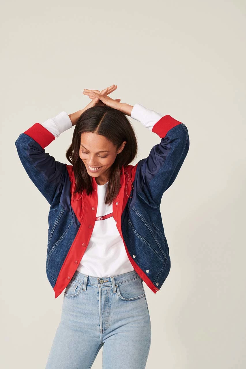 Wysoki stan Levi’s® Ribcage to nie tylko wyznacznik dzisiejszych trendów. To również synonim wyjątkowości i okazja do celebrowania własnego, niepowtarzalnego stylu. 