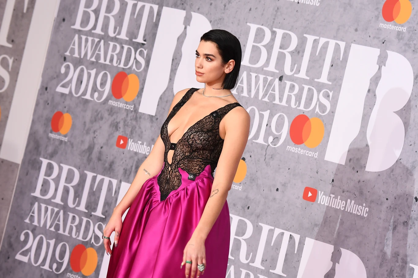 Dua Lipa na ściance podczas gali Brit Awards