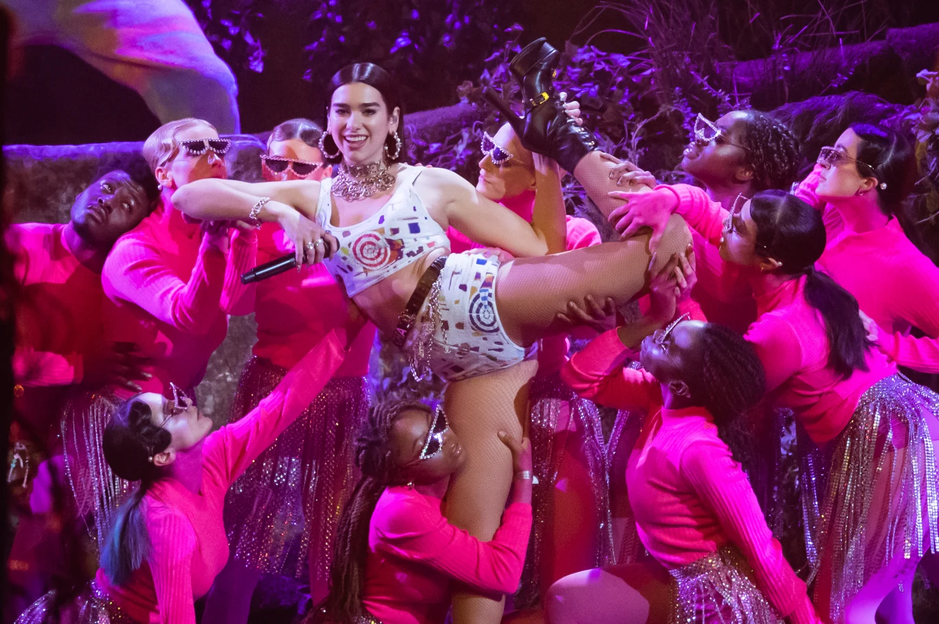 Dua Lipa na scenie Brit Awards