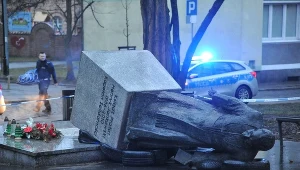 Przewrócony pomnik ks. Jankowskiego 