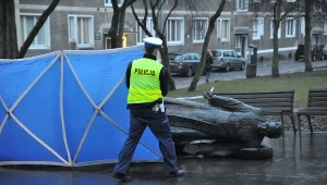 Rzeczniczka gdańskiej policji podała, że policja dostała zgłoszenie o przewróconym pomniku ok. godz. 3.