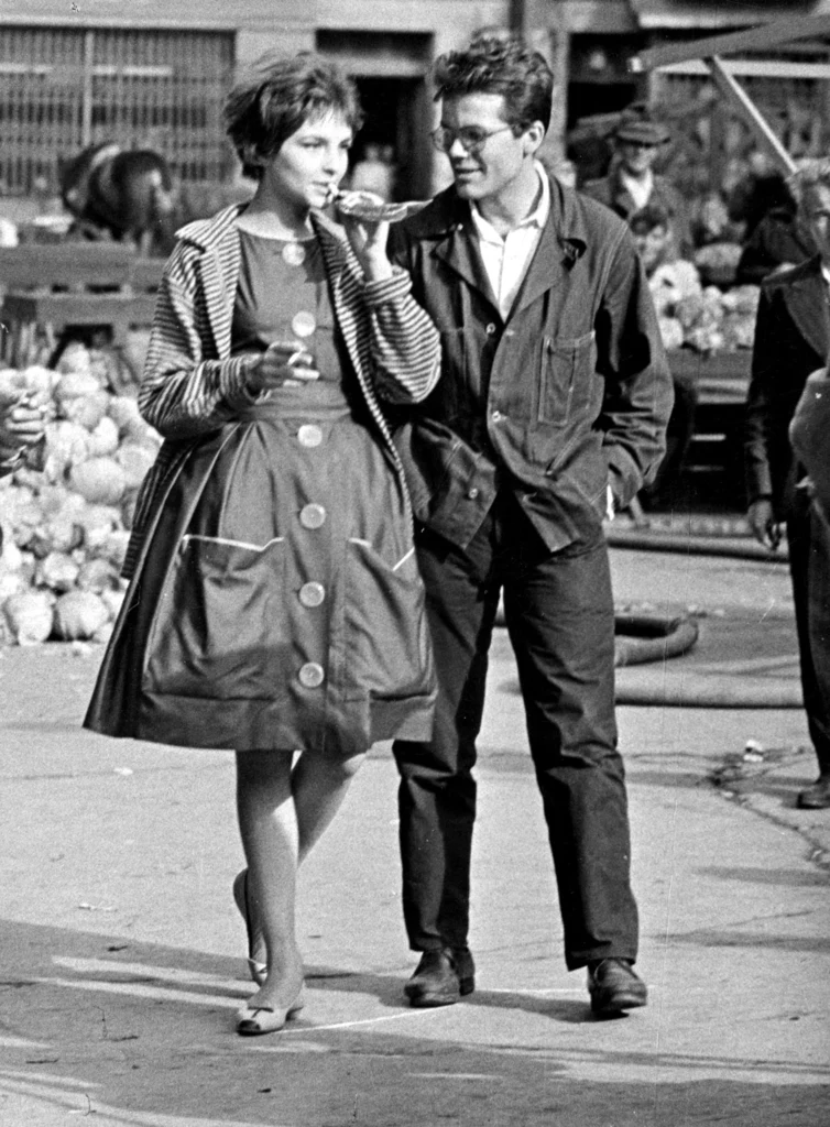 Para filmowych aktorow na Gdanskim Rynku. Teresa Tuszynska i Zbigniew Cybulski w 1959