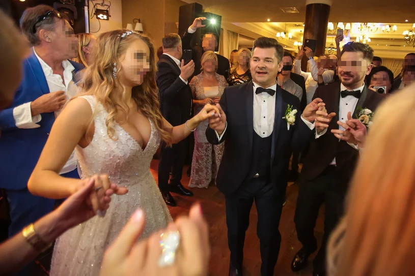 Zenon Martyniuk podczas tańca z synem i synową Zenon Martyniuk podczas tańca z synem i synową