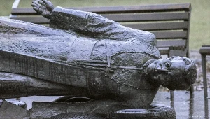 Obalony pomnik księdza Jankowskiego