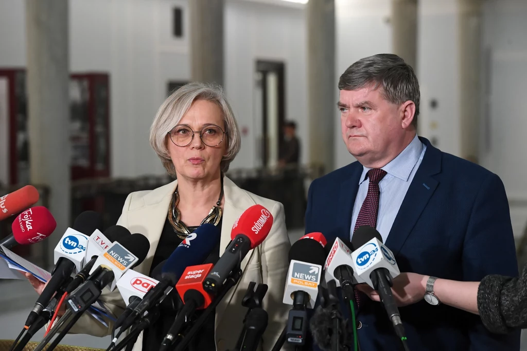 Posłowie PO: Dorota Niedziela i Kazimierz Plocke podczas konferencji prasowej w Sejmie Posłowie PO: Dorota Niedziela i Kazimierz Plocke podczas konferencji prasowej w Sejmie