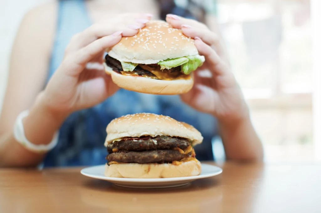 Popularne dania typu "fast food" mogą przyczyniać się do przyspieszenia procesów starzenia się organizmu.