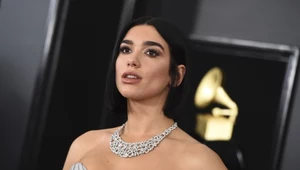 Dua Lipa: w samym staniku na galę