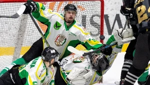 Hokeiści JKH GKS Jastrzębie (od lewej): Łukasz Nalewajka, Arkadiusz Kostek i bramkarz Ondrej Raszka, podczas trzeciego meczu ćwierćfinałowego z Comarch Cracovią