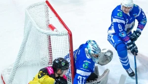 Zawodnicy Tauronu KH GKS Katowice Filip Starzyński (2-L) i Kamil Paszek (P) oraz Michal Fikrt (L) z Unii Oświęcim