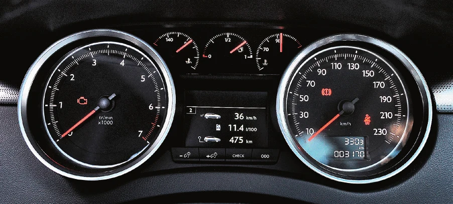 Od lewej: obrotomierz, wskaźnik temperatury oleju, poziom paliwa, wskaźnik temperatury płynu i prędkościomierz.