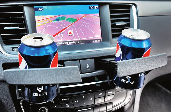 Wysuwane uchwyty na napoje są małe, delikatne i łatwo je uszkodzić. Na dodatek puszki zasłaniają ekran nawigacji. (kliknij, żeby powiększyć)