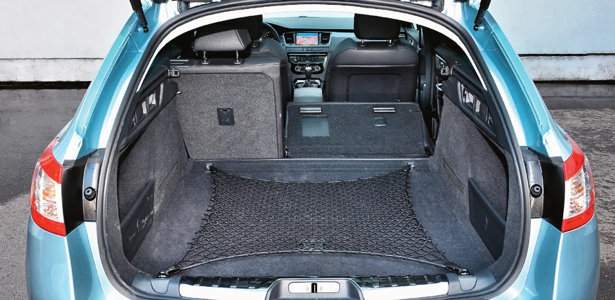 Polecamy praktyczne kombi. Bagażnik ma regularne kształty i pojemność 560-1598 l. Klapa może być unoszona elektrycznie.