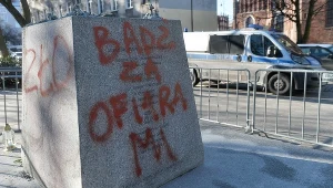 Zdewastowany pomnik ks. Jankowskiego