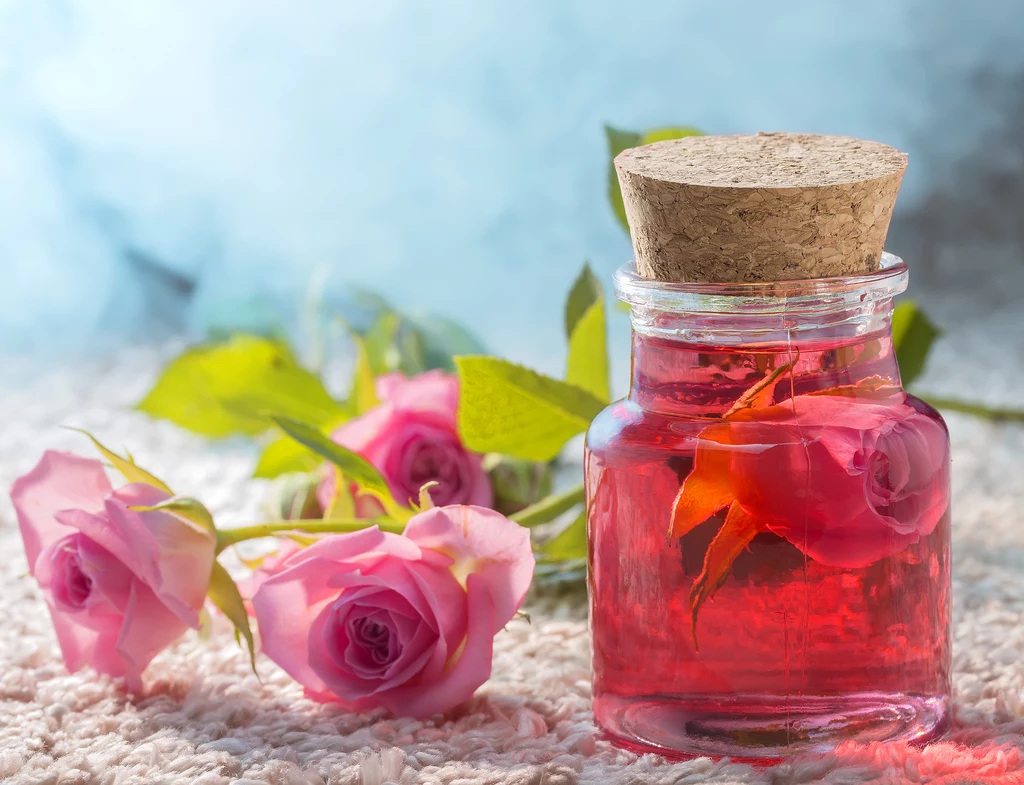 Olejek różany używany do masażu przyniesie nam korzyści nawilżające oraz emocjonalne