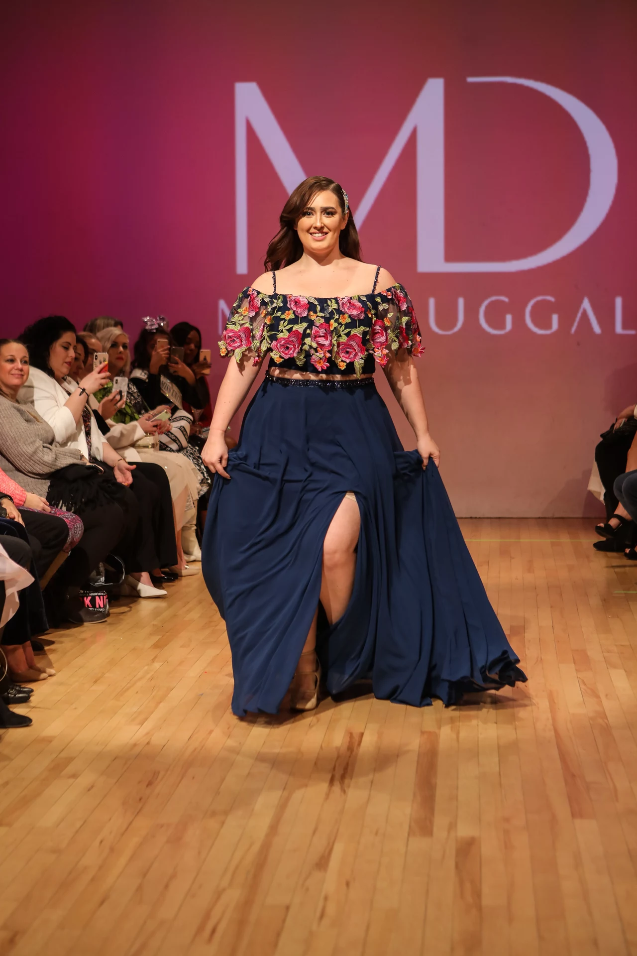 Tegoroczna kolekcja składa się z eleganckich, długich sukien dla pań w większych rozmiarach. Tegoroczna kolekcja składa się z eleganckich, długich sukien dla pań w większych rozmiarach.