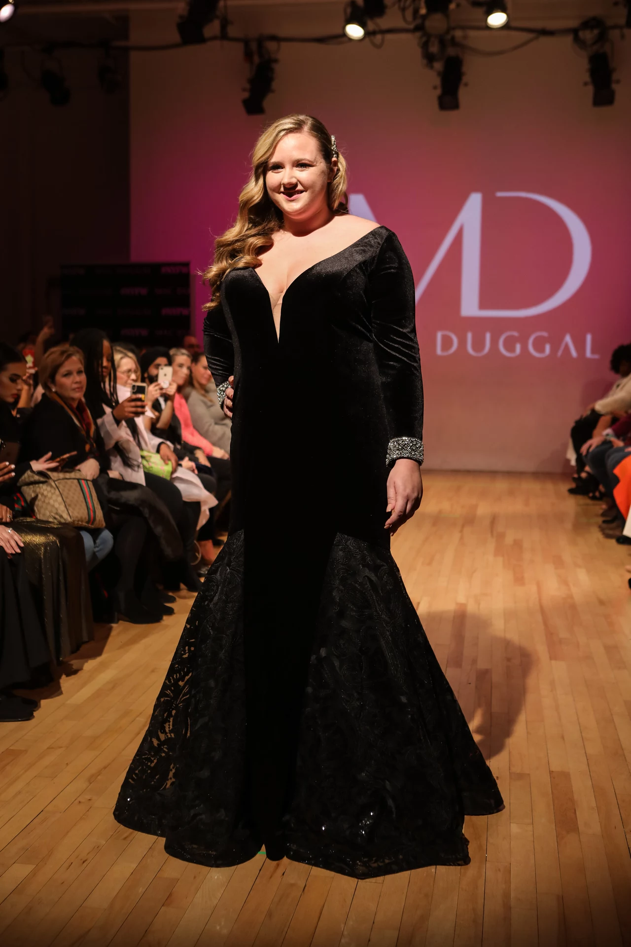 Tegoroczna kolekcja składa się z eleganckich, długich sukien dla pań w większych rozmiarach. Tegoroczna kolekcja składa się z eleganckich, długich sukien dla pań w większych rozmiarach.