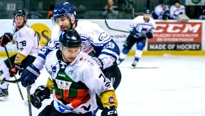 Zawodnik GKS Tychy Tomas Sykora (L) i Tomasz Pastryk (P) z Automatyki Gdańsk