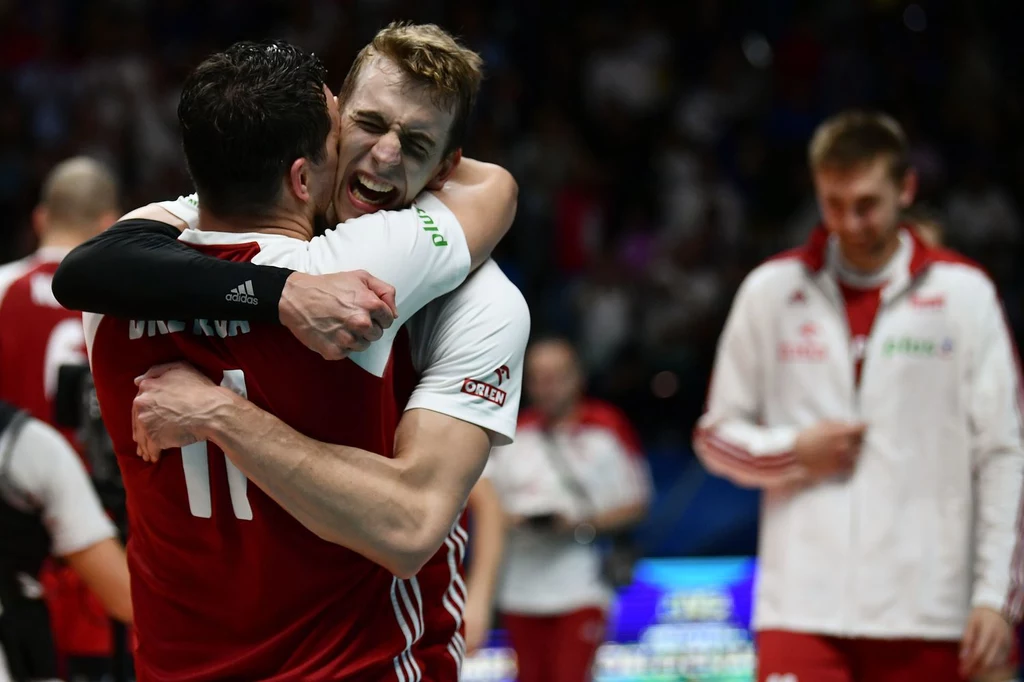 Artur Szalpuk ściska się z Fabianem Drzyzgą po zdobyciu mistrzostwa świata Artur Szalpuk ściska się z Fabianem Drzyzgą po zdobyciu mistrzostwa świata
