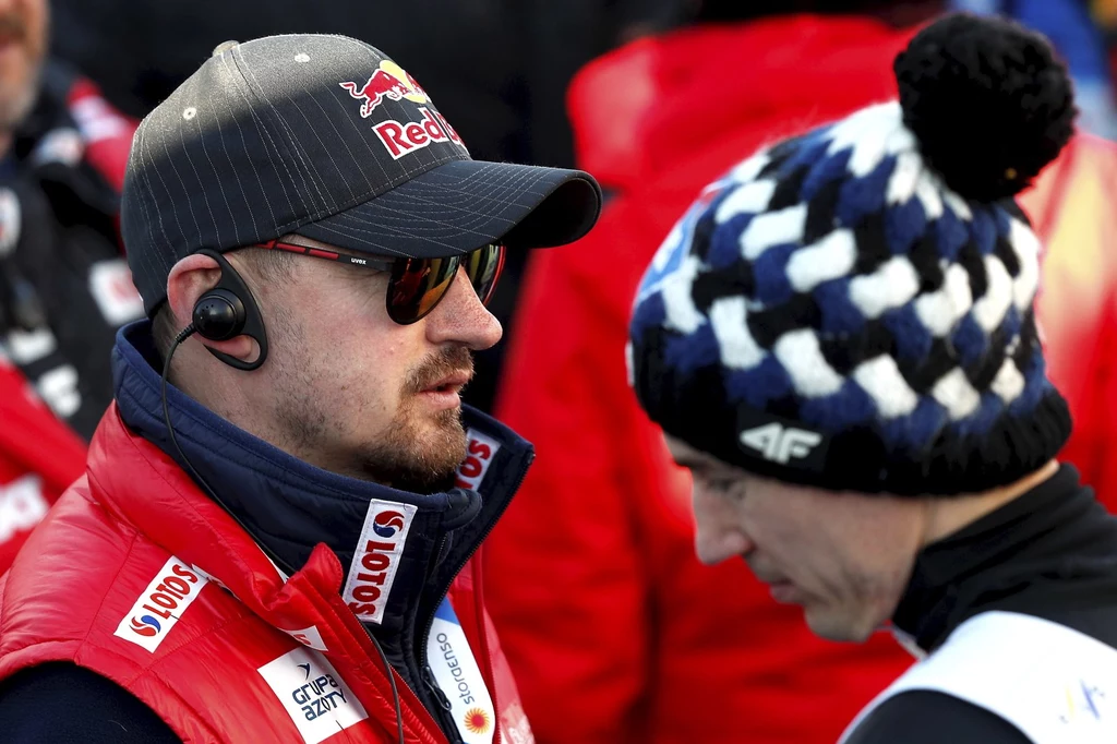 Dyrektor koordynator ds. skoków narciarskich i kombinacji norweskiej w PZN Adam Małysz (L) i Kamil Stoch Dyrektor koordynator ds. skoków narciarskich i kombinacji norweskiej w PZN Adam Małysz (L) i Kamil Stoch