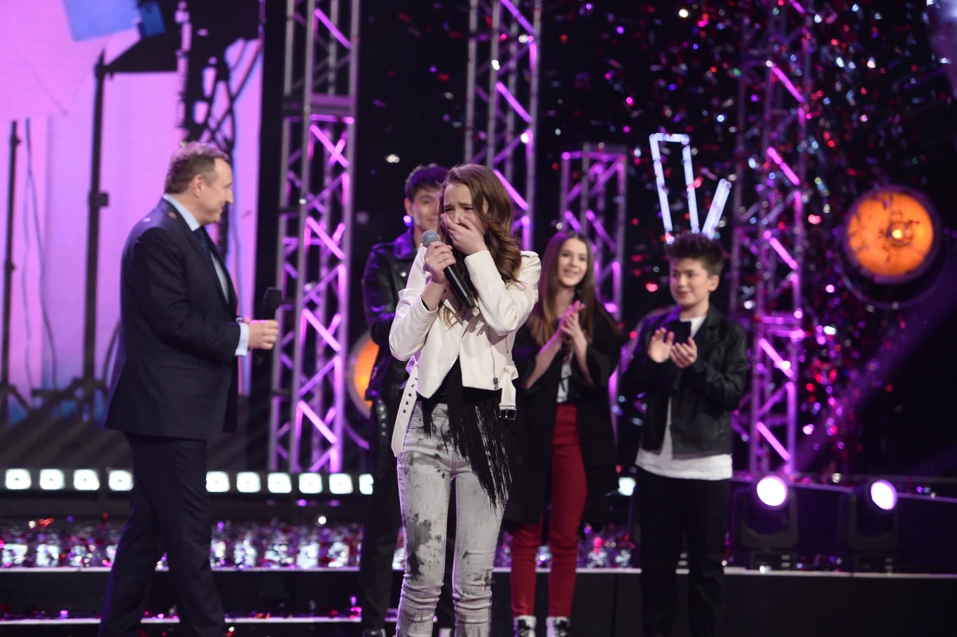 Ania Dąbrowska przyjmuje nagrodę od Jacka Kurskiego. Ania Dąbrowska przyjmuje nagrodę od Jacka Kurskiego.