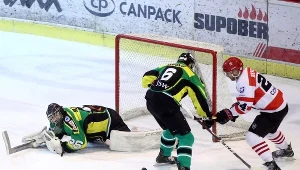 Zawodnik Comarch Cracovii Mateusz Bepierszcz (P) w ataku na bramkę Ondreja Raszki z JKH GKS Jastrzębia