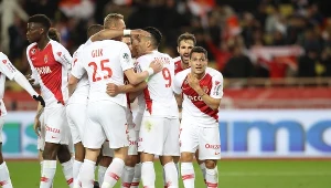Radość piłkarzy AS Monaco po golu Rony'ego Lopesa