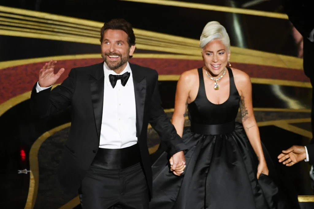 Lady Gaga otrzymała Oscara za piosenkę "Shallow" z filmu "Narodziny gwiazdy". Piosenkarka na ten wieczór wybrała czarną suknię projektu Alexander McQueen. Lady Gaga otrzymała Oscara za piosenkę "Shallow" z filmu "Narodziny gwiazdy". Piosenkarka na ten wieczór wybrała czarną suknię projektu Alexander McQueen.