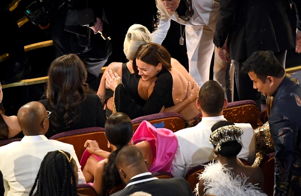 Irina Shayk została posadzona pomiędzy Bradley'em Cooperem a Lady Gagą, co wywołało na twitterze spore rozbawienie. Irina Shayk została posadzona pomiędzy Bradley'em Cooperem a Lady Gagą, co wywołało na twitterze spore rozbawienie.