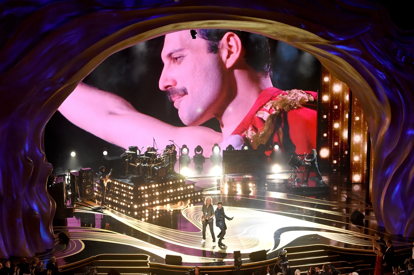 Na telebimie Freddie Mercury, nieżyjący wokalista grupy Queen. To na nim głównie skupiona jest fabuła filmu "Bohemian Rhapsody"