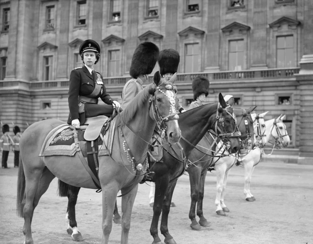 Księżniczka Elżbieta jako pułkownik Gwardii Grenadierów w Pałacu Buckingham w Londynie/9 czerwca 1949r. / fot. PNA Rota/Getty Images Księżniczka Elżbieta jako pułkownik Gwardii Grenadierów w Pałacu Buckingham w Londynie/9 czerwca 1949r. / fot. PNA Rota/Getty Images