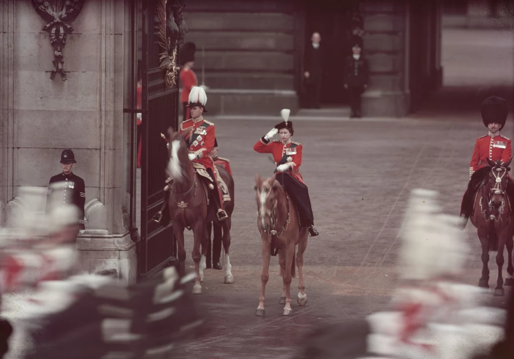 Królowa Elżbieta II i Książę Filip, książę Edynburga (z lewej), zasalutowali podczas ceremonii Trooping of the Colour przed Pałacem Buckingham w Londynie/10 czerwca 1961 rok/ fot. Hulton Archive/Getty Images Królowa Elżbieta II i Książę Filip, książę Edynburga (z lewej), zasalutowali podczas ceremonii Trooping of the Colour przed Pałacem Buckingham w Londynie/10 czerwca 1961 rok/ fot. Hulton Archive/Getty Images