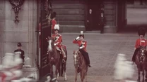 Królowa Elżbieta II i Książę Filip, książę Edynburga (z lewej), zasalutowali podczas ceremonii Trooping of the Colour przed Pałacem Buckingham w Londynie/10 czerwca 1961 rok/ fot. Hulton Archive/Getty Images