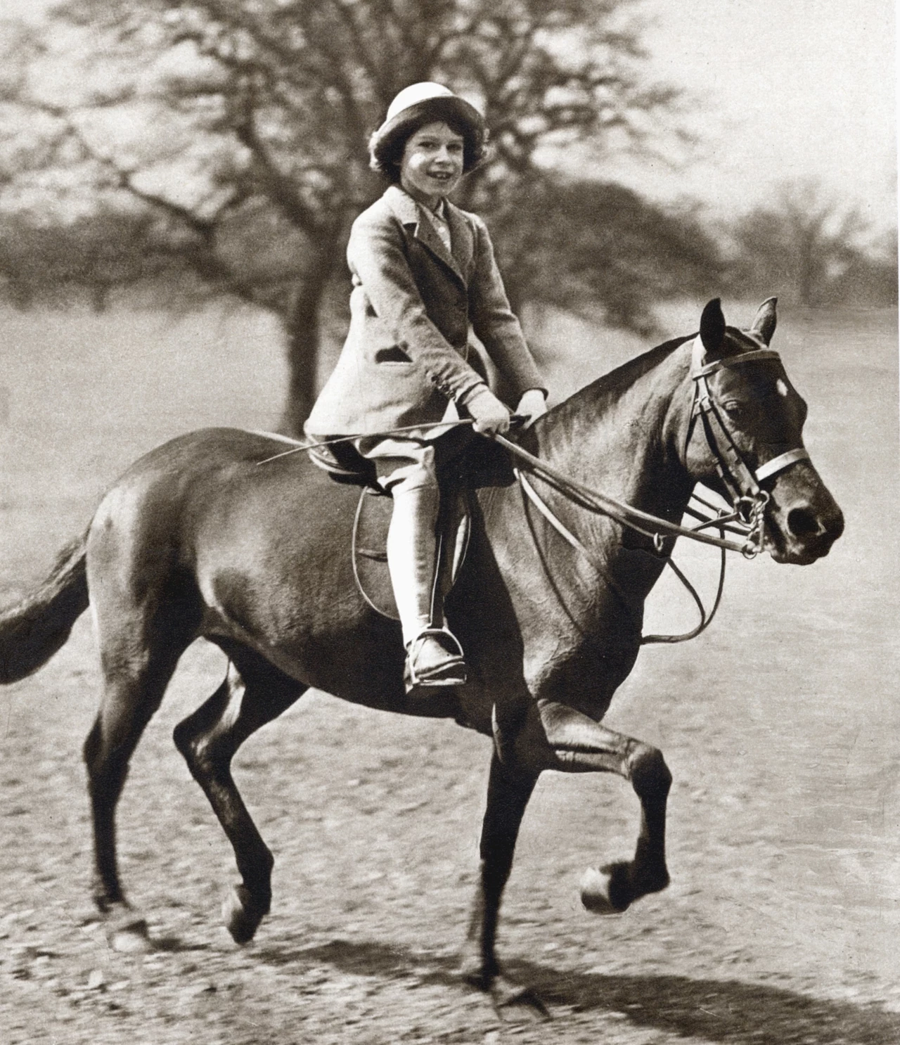 Księżniczka Elżbieta jeździ na kucyku w Windsor Great Park, 1936 rok/fot. Ann Ronan Pictures/Print Collector/Getty Images Księżniczka Elżbieta jeździ na kucyku w Windsor Great Park, 1936 rok/fot. Ann Ronan Pictures/Print Collector/Getty Images