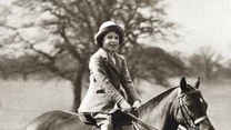 Księżniczka Elżbieta jeździ na kucyku w Windsor Great Park, 1936 rok/fot. Ann Ronan Pictures/Print Collector/Getty Images