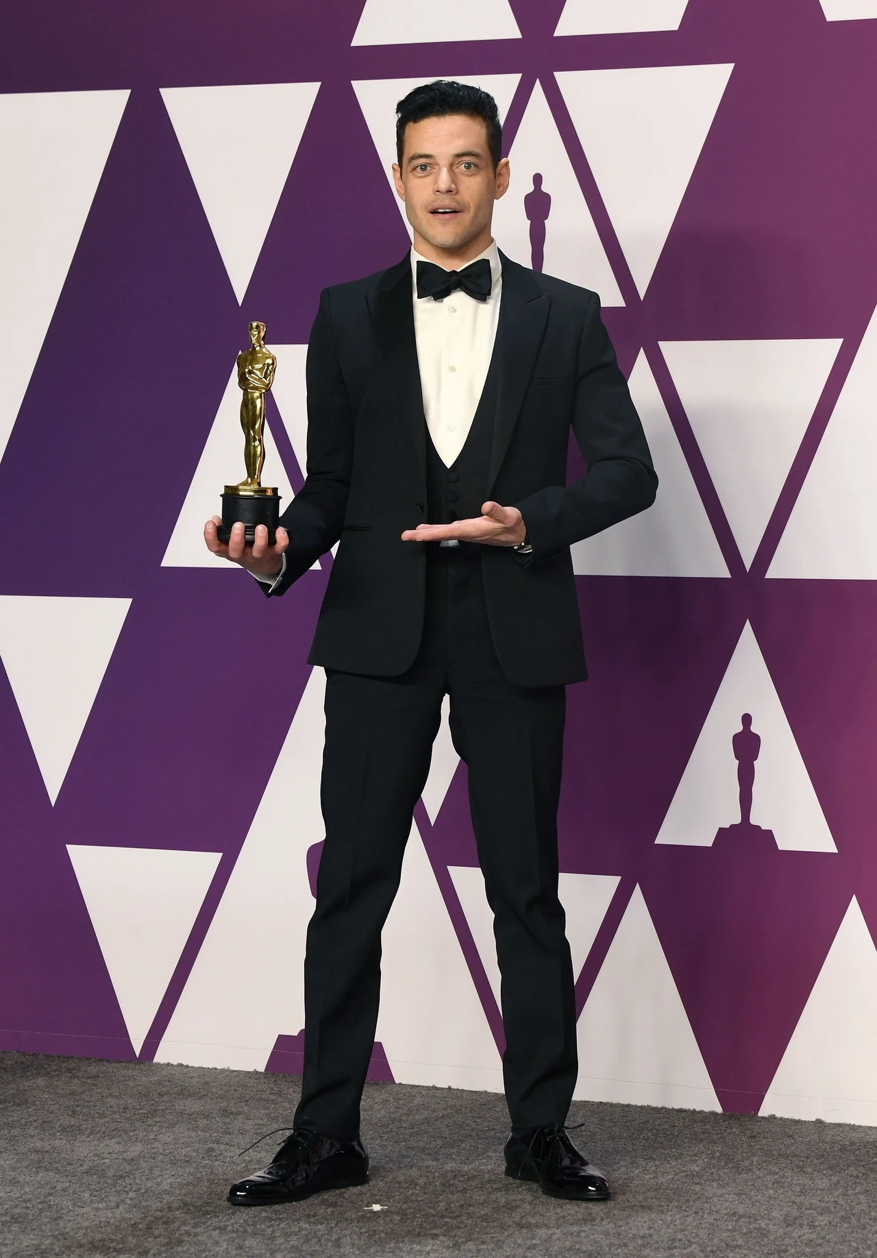 Rami Malek pozuje z Oscarem Rami Malek pozuje z Oscarem