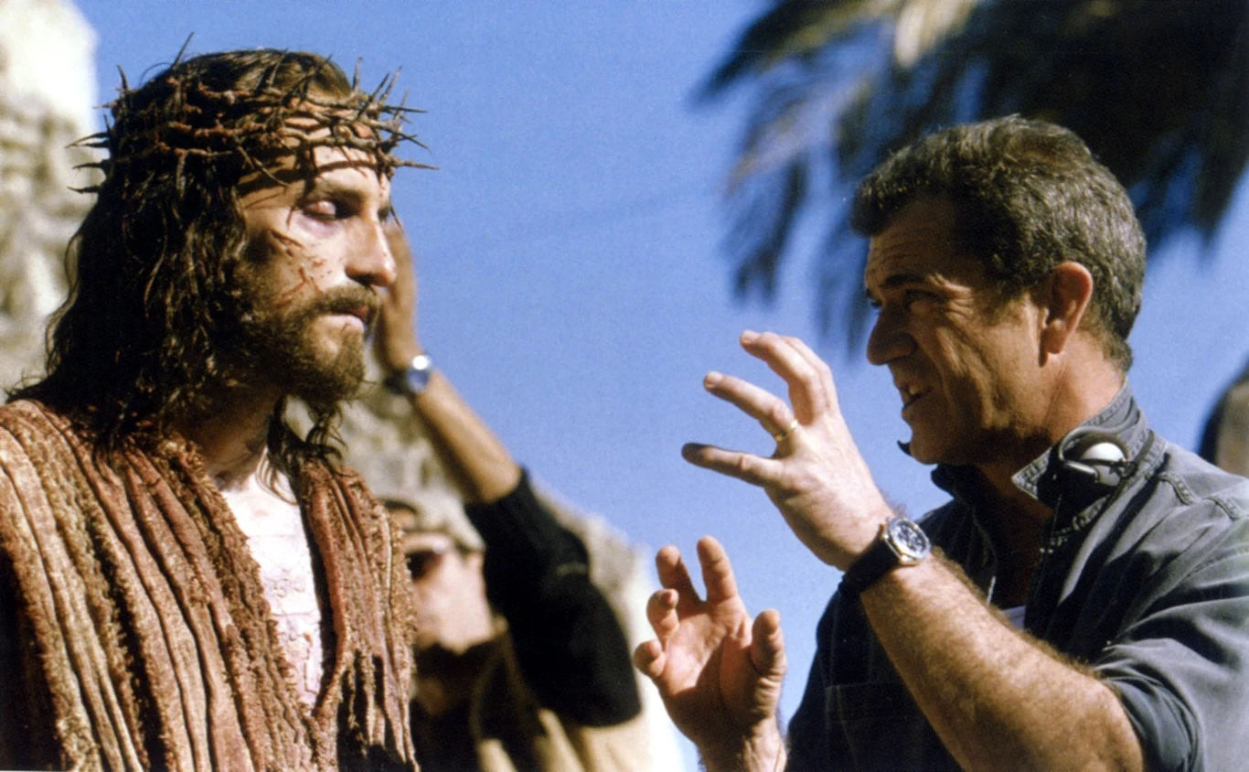 Jim Caviezel i Mel Gibson na planie "Pasji"

W 2004 roku nie było głośniejszej premiery. Żadna produkcja kinowa nie wzbudziła takich kontrowersji. Jedni uważali ją za dzieło obrzydliwe, inni nazywali seans duchowym przeżyciem. Wobec tego filmu nikt nie mógł pozostać obojętnym. 25 lutego 2019 roku minęło 15 lat od premiery "Pasji" Mela Gibsona.
