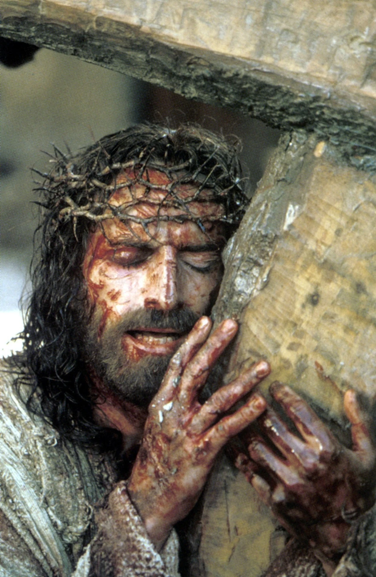 Jim Caviezel w filmie "Pasja"

Wkrótce informację zdementowano, później pojawiły się kolejne, wedle których była ona jednak prawdziwa. Ostatecznie głos musiał zabrać papieski sekretarz, kardynał Stanisław Dziwisz. Według niego papież nie podzielił się z nikim swoją opinią na temat filmu.

"Pasja" podzieliła krytyków. Niektórzy krytykowali ukazaną na ekranie dosadną brutalność. Uważali także, że dzieło ma antysemicką wymowę.