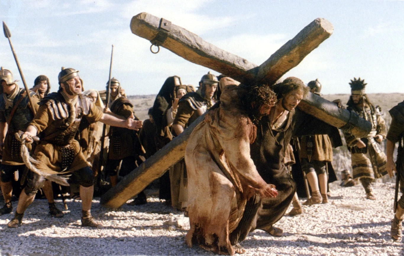 Kadr z filmu "Pasja"

"Pasja" ukazywała ostatnie dwanaście godzin życia Jezusa Chrystusa (Jim Caviezel). W filmie znalazły się sceny przedstawiające modlitwę w Ogrodzie Oliwnym po zakończeniu Ostatniej Wieczerzy, proces przed obliczem Poncjusza Piłata, drogę krzyżową, ukrzyżowanie i zmartwychwstanie.