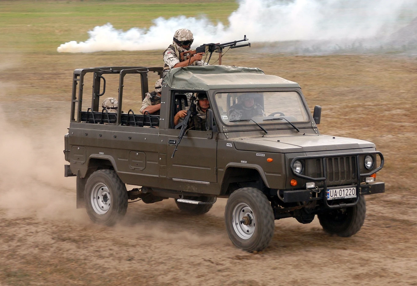 Pokaz możliwości wojskowego tarpana honkera. Podobne wozy służyły żołnierzom podczas misji w Iraku Pokaz możliwości wojskowego tarpana honkera. Podobne wozy służyły żołnierzom podczas misji w Iraku