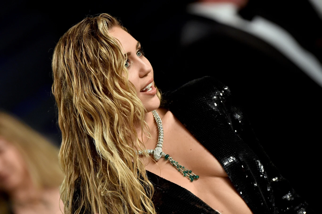 Miley Cyrus założyła suknię Saint Laurent z głębokim dekoltem Miley Cyrus założyła suknię Saint Laurent z głębokim dekoltem