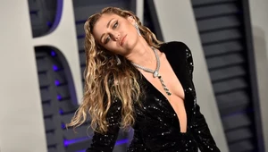 Miley Cyrus świeci dekoltem na gali Vanity Fair Oscar Party 2019